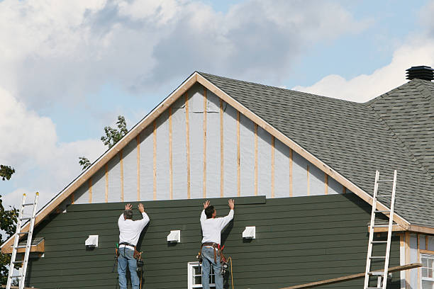 Professional Vinyl Siding technician working in East Rochester, OH